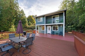 Herron Island Cabin w/ Deck: Walk to Beach!