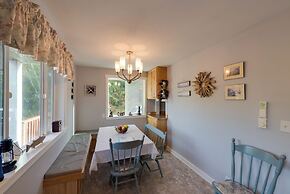 Herron Island Cabin w/ Deck: Walk to Beach!