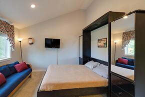 Herron Island Cabin w/ Deck: Walk to Beach!