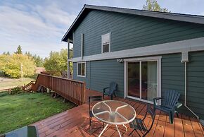 Herron Island Cabin w/ Deck: Walk to Beach!