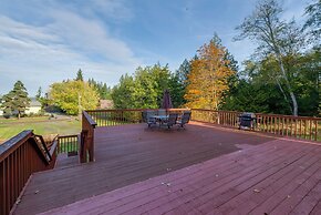 Herron Island Cabin w/ Deck: Walk to Beach!