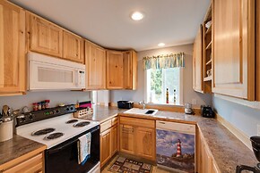 Herron Island Cabin w/ Deck: Walk to Beach!