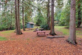 Herron Island Cabin w/ Deck: Walk to Beach!