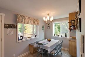 Herron Island Cabin w/ Deck: Walk to Beach!