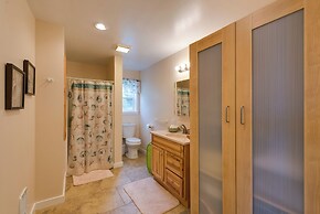 Herron Island Cabin w/ Deck: Walk to Beach!