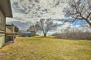 Milford Lake Vacation Rental: Walk to Beach!