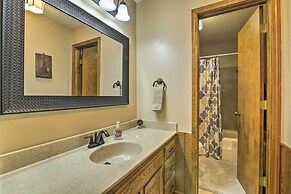 Milford Lake Vacation Rental: Walk to Beach!