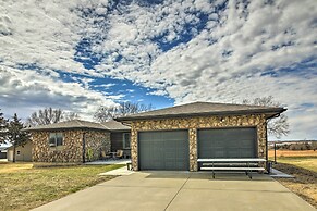 Milford Lake Vacation Rental: Walk to Beach!