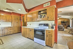 Milford Lake Vacation Rental: Walk to Beach!