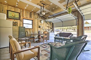 Milford Lake Vacation Rental: Walk to Beach!