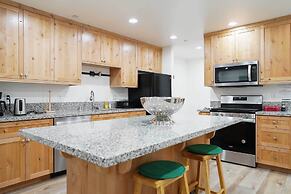 Pine Mountain Club Villa w/ Sauna, Deck + Views!