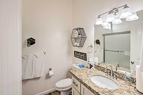 Bright Home w/ Yard, 4 Mi to Colorado River!