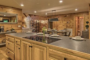 7 Mi to Ski Slopes: Mars Hill Cabin w/ Hot Tub!