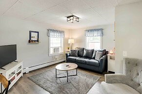 Chic & Central Apartment ~ 6 Mi to Sebec Lake!