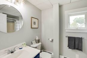 Chic & Central Apartment ~ 6 Mi to Sebec Lake!