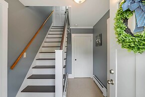 Chic & Central Apartment ~ 6 Mi to Sebec Lake!