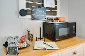 Chic & Central Apartment ~ 6 Mi to Sebec Lake!