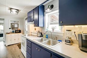 Chic & Central Apartment ~ 6 Mi to Sebec Lake!