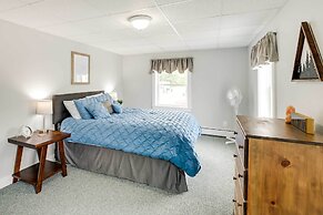 Chic & Central Apartment ~ 6 Mi to Sebec Lake!