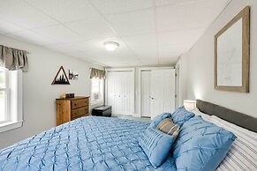 Chic & Central Apartment ~ 6 Mi to Sebec Lake!