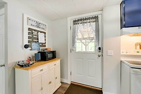 Chic & Central Apartment ~ 6 Mi to Sebec Lake!