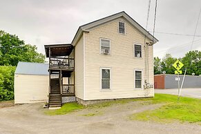 Chic & Central Apartment ~ 6 Mi to Sebec Lake!
