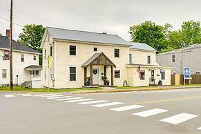 Chic & Central Apartment ~ 6 Mi to Sebec Lake!