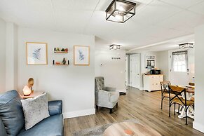 Chic & Central Apartment ~ 6 Mi to Sebec Lake!