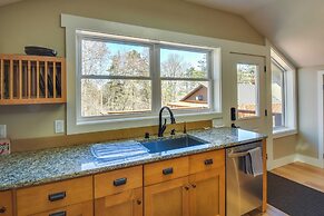 Romantic, Cozy Loft w/ Yard, 5 Miles to Clemson