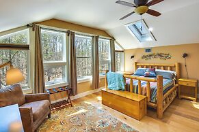 Romantic, Cozy Loft w/ Yard, 5 Miles to Clemson