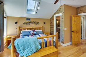 Romantic, Cozy Loft w/ Yard, 5 Miles to Clemson