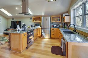 Romantic, Cozy Loft w/ Yard, 5 Miles to Clemson