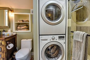 Romantic, Cozy Loft w/ Yard, 5 Miles to Clemson