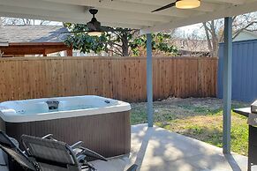 17 Mi to Dallas: Richardson Home w/ Hot Tub