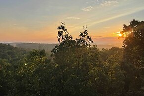 Modern Camelback Mountain Home: 1/2 Mi to Skiing!