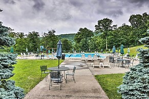 Modern Camelback Mountain Home: 1/2 Mi to Skiing!