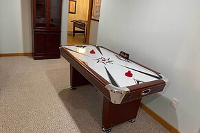 Modern Camelback Mountain Home: 1/2 Mi to Skiing!