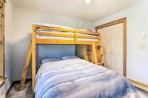 Modern Camelback Mountain Home: 1/2 Mi to Skiing!