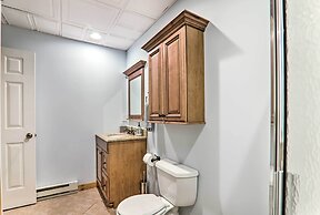 Modern Camelback Mountain Home: 1/2 Mi to Skiing!