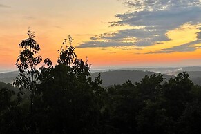 Modern Camelback Mountain Home: 1/2 Mi to Skiing!