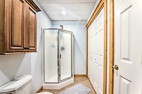 Modern Camelback Mountain Home: 1/2 Mi to Skiing!