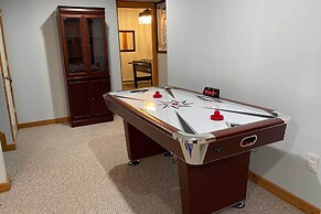 Modern Camelback Mountain Home: 1/2 Mi to Skiing!