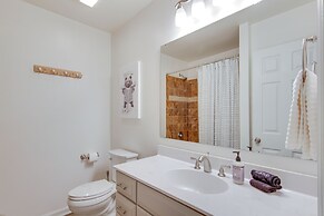 Bright Asheville Retreat With Hot Tub & Decks!