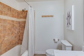 Bright Asheville Retreat With Hot Tub & Decks!