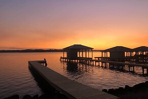 Pet-friendly Lakefront Getaway w/ Hot Tub!