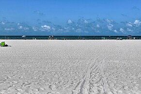 Bright Coastal Condo: Walk to Lido Key Beach!