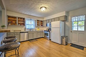 Charming Guesthouse Getaway on 10-acre Farm!