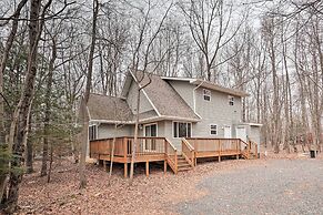 6 Mi to Skiing: Family Poconos Home w Decks!