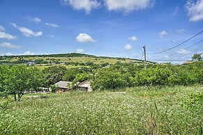 Enchanting Hilltop Cottage in Medicine Park!