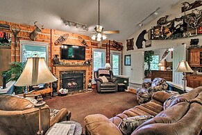 Eclectic Cabin w/ Hot Tub: 1 Mi to Ober Gatlinburg